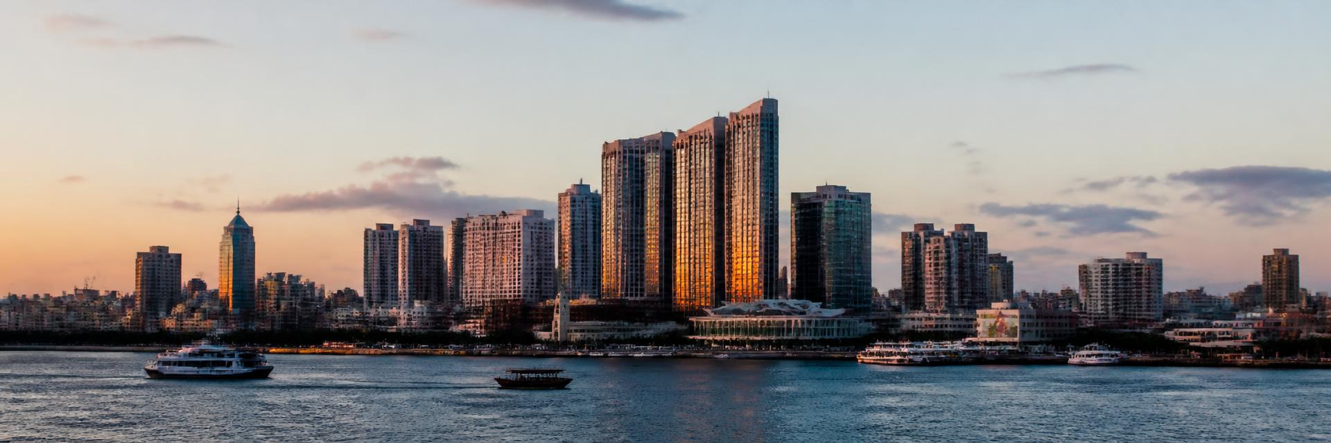 Skyline di Dar es Salaam al tramonto visto dal porto